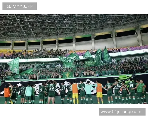 浙江稠州队球迷狂热助威，球队士气大振